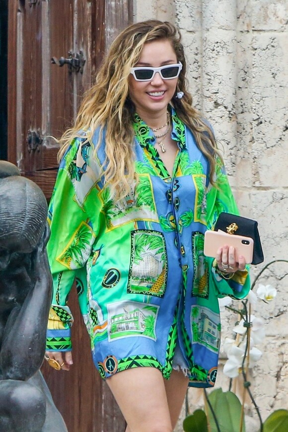 Exclusif - Miley Cyrus à la sortie de la Villa Versace à Miami, le 9 janvier 2019.