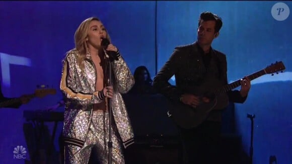 Miley Cyrus lors de sa représentation dans l'émission "Saturday Night Live". Le 15 décembre 2018.