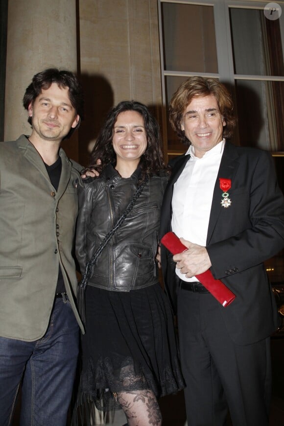 Jean-Michel Jarre décoré en compagnie de sa fille Emilie Jarre et son frère Barnaby Southcombe au palais de l'Elysée, le 14 mars 2012.