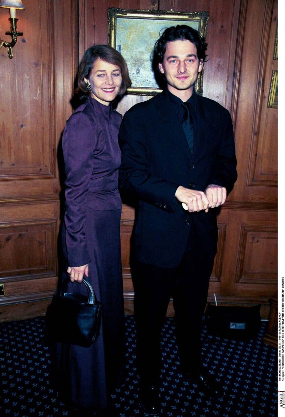 Charlotte Rampling et son fils aîné Barnaby à Londres en 1999.