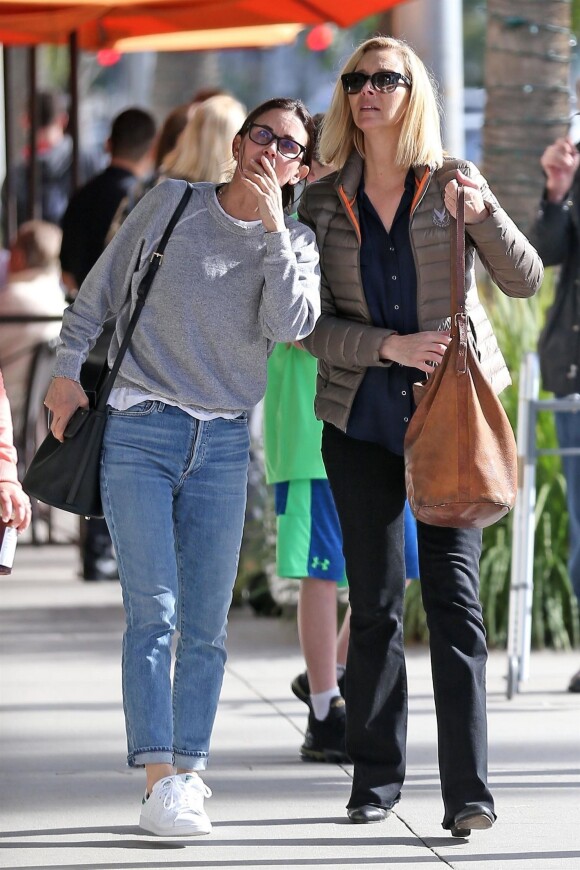Exclusif - Courteney Cox et Lisa Kudrow sont allées déjeuner entre amies à Beverly Hills. Lee Kudrow, le père de Lisa, est de la partie! Le 22 janvier 2019