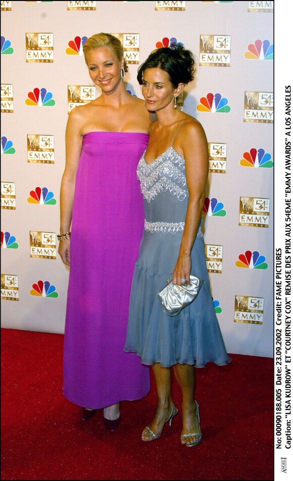 Lisa Kudrow et Courteney Cox lors des Emmy awards à Los Angeles le 23 septembre 2002