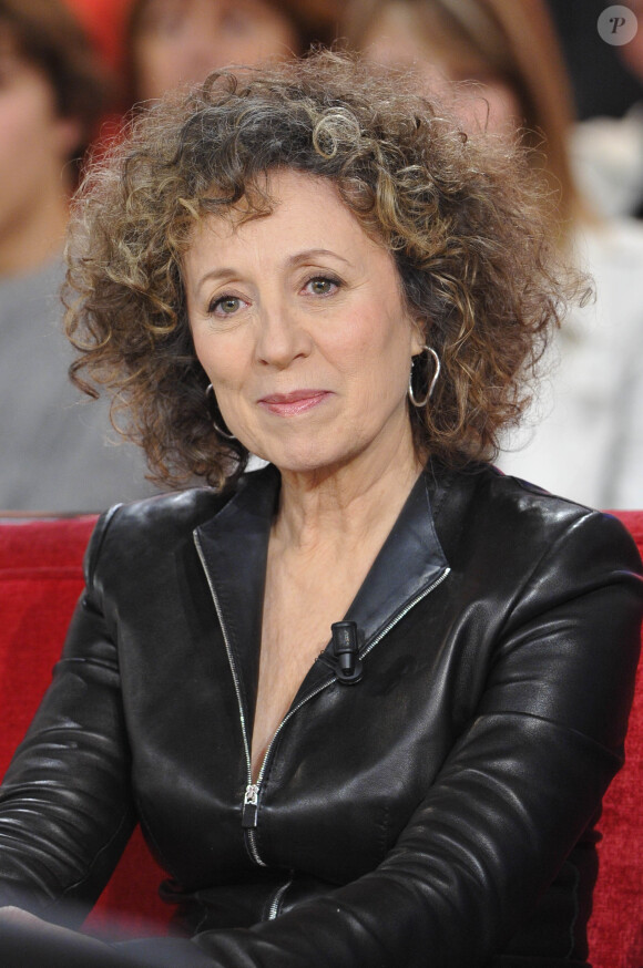 Mireille Dumas lors de l'enregistrement de l'émission "Vivement Dimanche" à Paris, le 13 mars 2013, diffusée le 17 mars 2013.