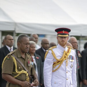 Le prince Harry, duc de Sussex dépose une couronne de fleurs au "Fiji War Memorial" lors de sa tournée officielle aux îles Fidji, le 24 octobre 2018.