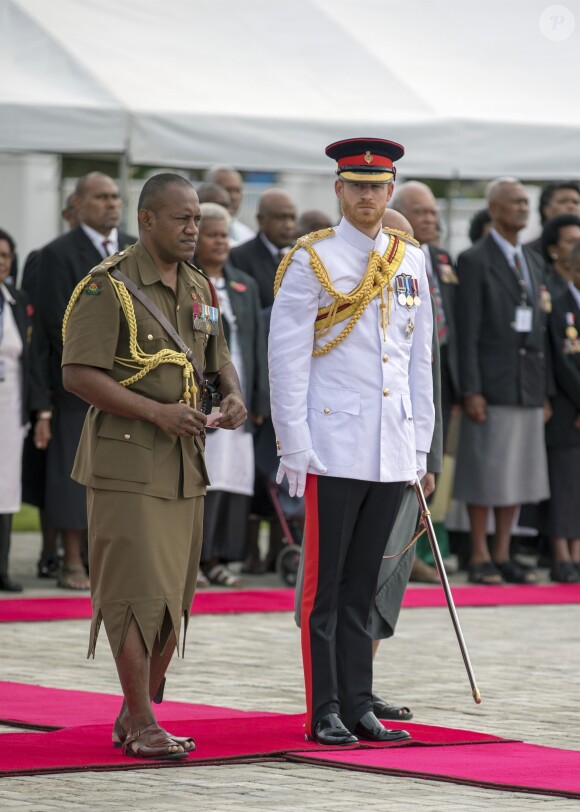Le prince Harry, duc de Sussex dépose une couronne de fleurs au "Fiji War Memorial" lors de sa tournée officielle aux îles Fidji, le 24 octobre 2018.