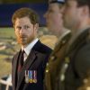 Le prince Harry pose avec 12 soldats diplômés de RAF sur la base militaire de Middle Wallop dans le Hampshire où il a suivi une formation avancée sur les hélicoptères à Middle Wallop le 16 mars 2018.