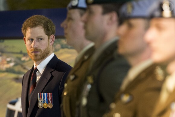 Le prince Harry pose avec 12 soldats diplômés de RAF sur la base militaire de Middle Wallop dans le Hampshire où il a suivi une formation avancée sur les hélicoptères à Middle Wallop le 16 mars 2018.