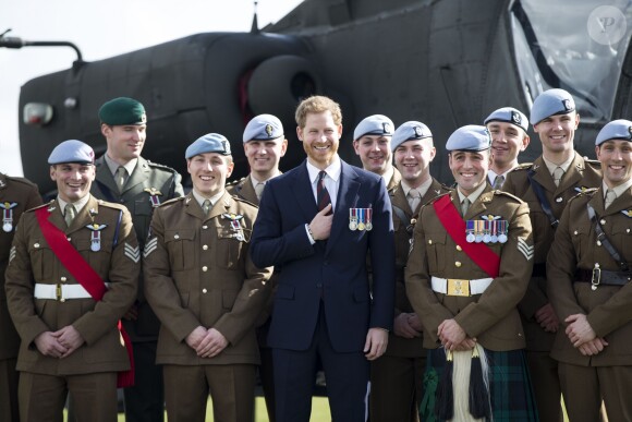 Le prince Harry pose avec 12 soldats diplômés de RAF sur la base militaire de Middle Wallop dans le Hampshire où il a suivi une formation avancée sur les hélicoptères à Middle Wallop le 16 mars 2018.