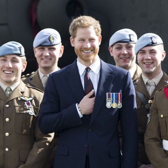 Le prince Harry pose avec 12 soldats diplômés de RAF sur la base militaire de Middle Wallop dans le Hampshire où il a suivi une formation avancée sur les hélicoptères à Middle Wallop le 16 mars 2018.