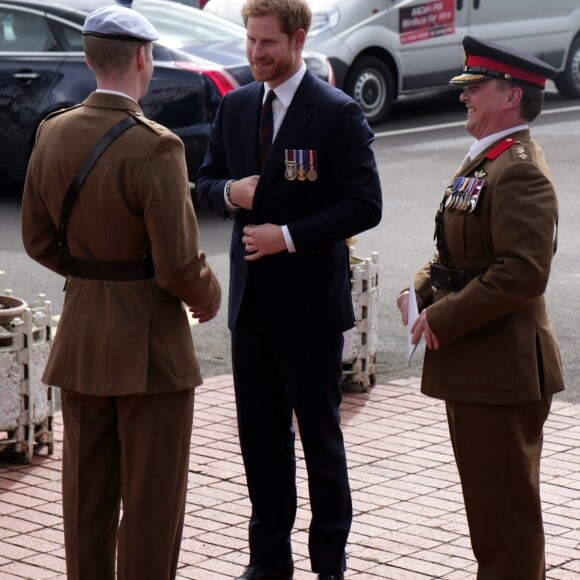 Le prince Harry pose avec 12 soldats diplômés de RAF sur une base militaire dans le Hampshire le 16 mars 2018.