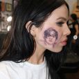 Kelsy Karter dévoile son nouveau tatouage : le visage de Harry Styles, dessiné sur sa joue droite. Janvier 2019.
