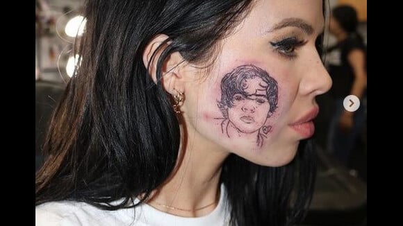 Harry Styles : Une fan se fait tatouer le visage du chanteur sur la joue