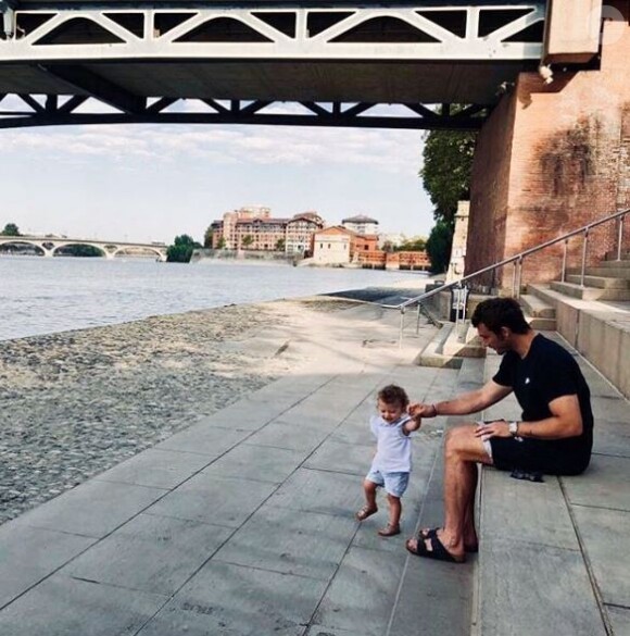 Maxime Médard avec sa fille Louison sur les berges de la Garonne le 4 août 2018.