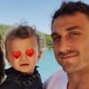 Maxime Médard avec sa fille Louison et sa compagne lors de vacances en Corse le 3 juillet 2018.