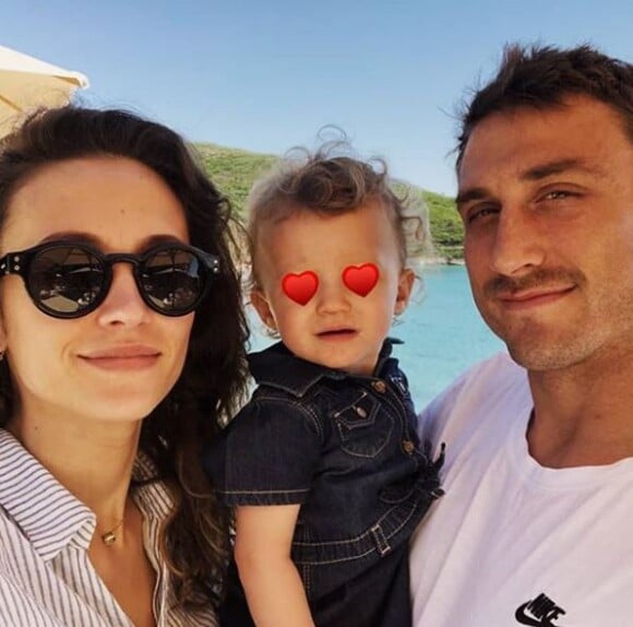 Maxime Médard avec sa fille Louison et sa compagne lors de vacances en Corse le 3 juillet 2018.
