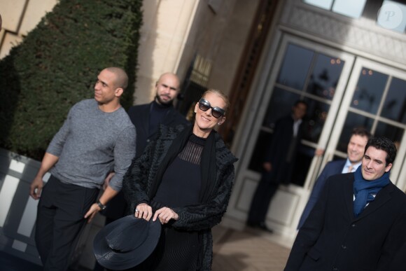 Celine Dion sort de l'hôtel de Crillon à Paris le 1er février 2019.