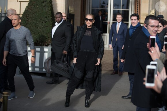 Celine Dion sort de l'hôtel de Crillon à Paris le 1er février 2019.