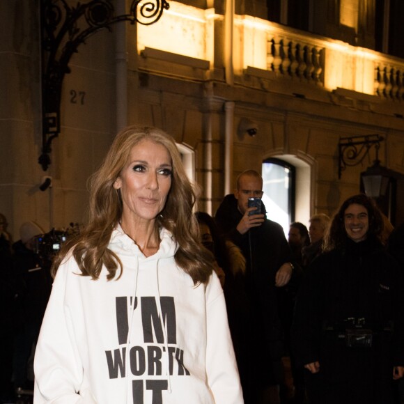 Céline Dion porte un sweat blanc à capuche avec l'inscription "I'M WORTH IT" (Je le vaux bien) à la sortie de l'hôtel Plaza Athénée après le tournage pour l'Oréal à Paris, France, le 30 janvier 2019.