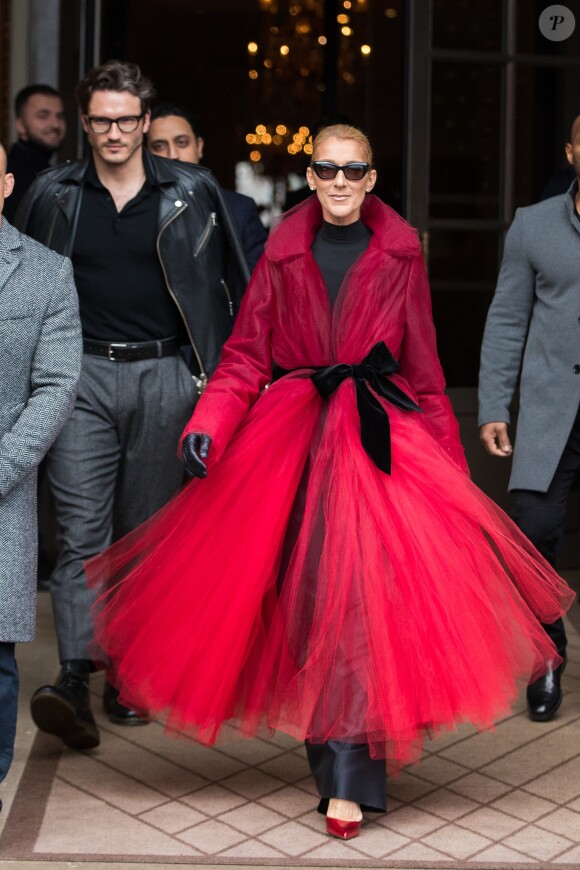 Céline Dion ( qui porte une manteau en tulle rouge transparent) et son ami Pepe Munoz à la sortie de l'hotel Crillon à Paris se rendent au théâtre Mogador le 27 Janvier 2019