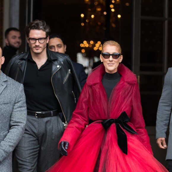 Céline Dion ( qui porte une manteau en tulle rouge transparent) et son ami Pepe Munoz à la sortie de l'hotel Crillon à Paris se rendent au théâtre Mogador le 27 Janvier 2019