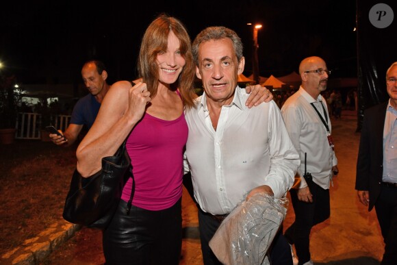 Exclusif - Carla Bruni-Sarkozy pose avec son mari Nicolas Sarkozy après son concert lors du 58ème festival "Jazz à Juan" à Juan-les-Pins le 17 juillet 2018. © Bruno Bebert/Bestimag