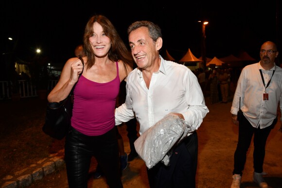 Exclusif - Carla Bruni-Sarkozy pose avec son mari Nicolas Sarkozy après son concert lors du 58ème festival "Jazz à Juan" à Juan-les-Pins le 17 juillet 2018. © Bruno Bebert/Bestimag