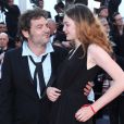 Le Chanteur M Matthieu Chedid Sa Fille Billie Et Sa Compagne Loica Saint M Leux Graziani Robe Noire A Droite Montee Des Marches Du Film Les Filles Du Sol Purepeople