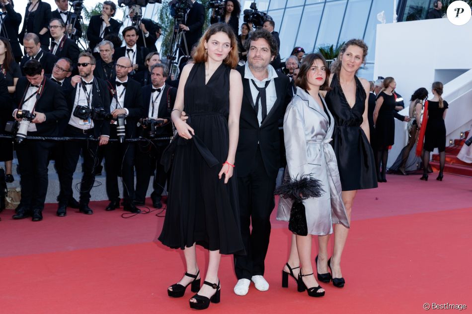 Le Chanteur M Matthieu Chedid Sa Fille Billie Et Sa Compagne Loica Saint M Leux Graziani Robe Noire A Droite Montee Des Marches Du Film Les Filles Du Sol Purepeople