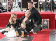 Pink : Tout sourire avec mari et enfants, elle brille sur le Walk of Fame