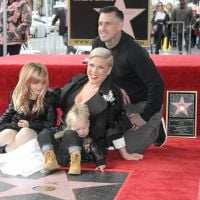 Pink : Tout sourire avec mari et enfants, elle brille sur le Walk of Fame