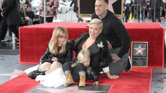 Pink : Tout sourire avec mari et enfants, elle brille sur le Walk of Fame