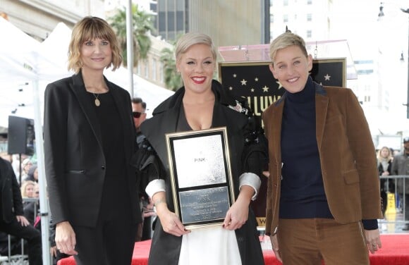 Pink entre Ellen DeGeneres et Kerri Kenney-Silver - La chanteuse Pink (Alecia Beth Moore) reçoit son étoile sur le Walk of Fame à Hollywood, Los Angeles, le 5 février 2019.