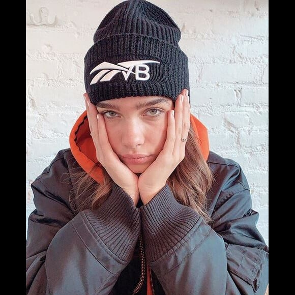 Hana Cross porte un bonnet et un bomber de la collection Reebok x Victoria Beckham. Janvier 2019.