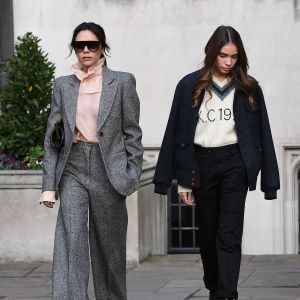 Victoria Beckham et Hana Cross au défilé Kent & Curwen à Londres le 6 janvier 2019.