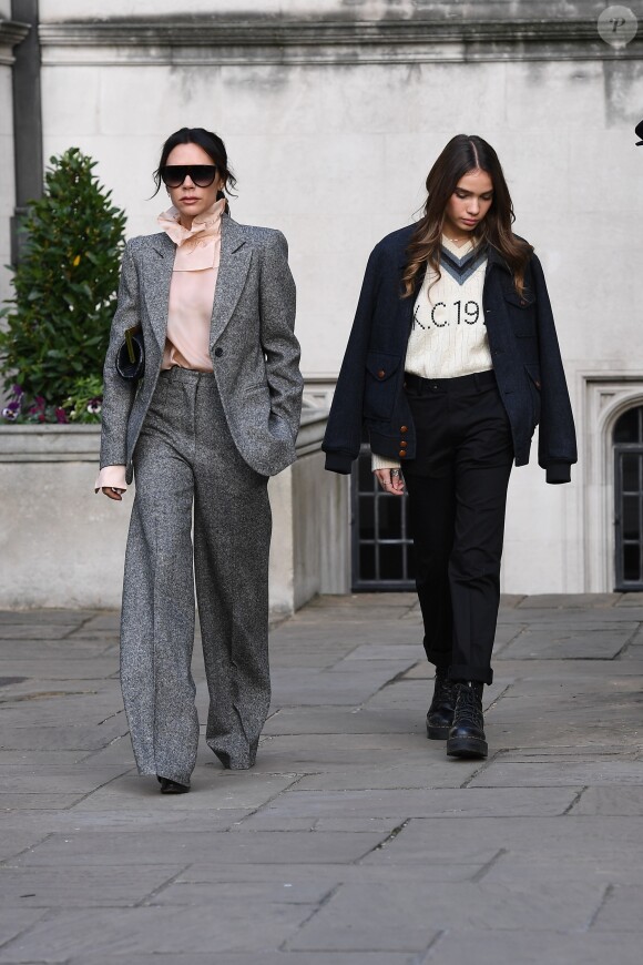 Victoria Beckham et Hana Cross au défilé Kent & Curwen à Londres le 6 janvier 2019.