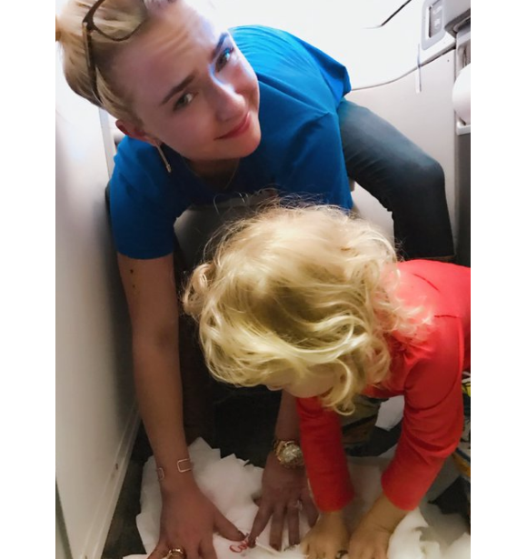 Hayden Panettiere forcée d'éponger le sol d'un avion après que sa fille Kaya a fait pipi par terre. Photo publiée sur Twitter, le 13 mars 2017