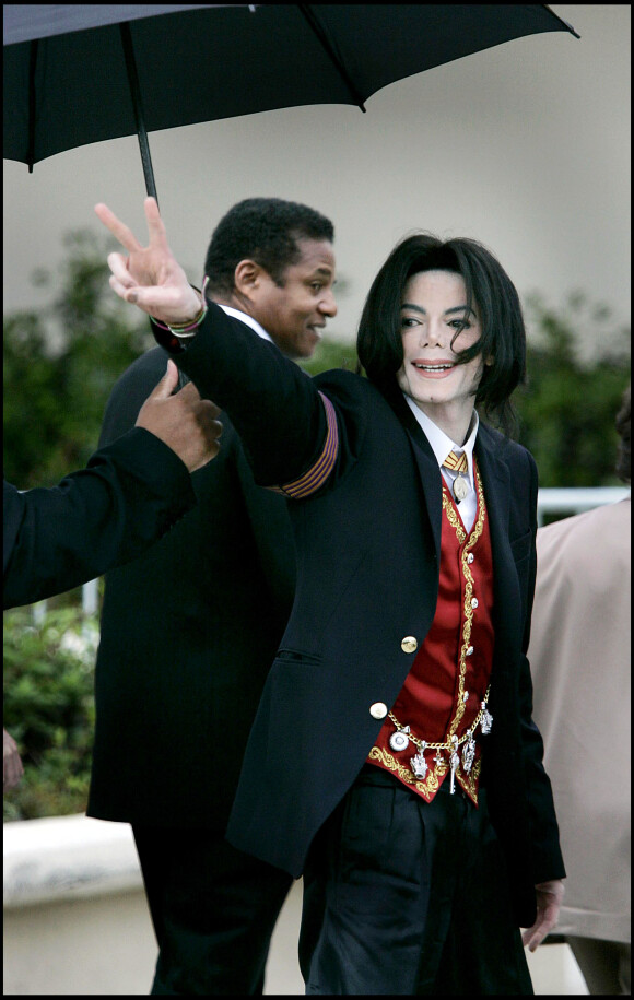 Michael Jackson lors de son arrivée au tribunal de Santa Maria en 2005.