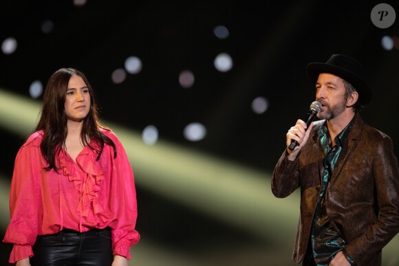 Izïa Higelin et Arthur H ont rendu hommage à leur père Jacques Higelin lors de la 24e cérémonie des Victoires de la musique, à la Scène musicale, le 8 février 2019.