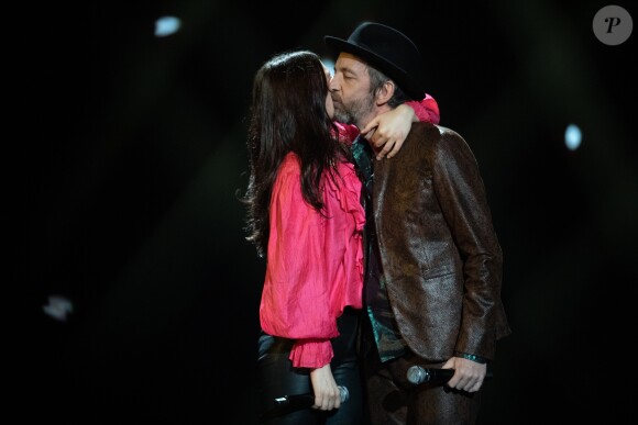Izïa Higelin et Arthur H ont rendu hommage à leur père Jacques Higelin lors de la 24e cérémonie des Victoires de la musique, à la Scène musicale, le 8 février 2019.