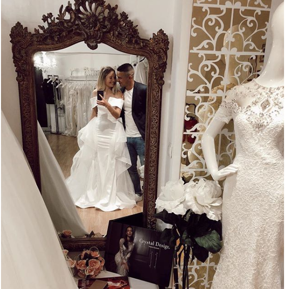 Emma (Mariés au premier regard) se dévoile en robe de mariée au côté de son amoureux Laurent sur Instagram le 10 février 2019.