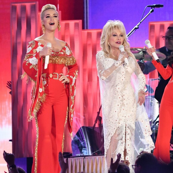 Katy Perry, Little Big Town, Miley Cyrus et Kacey Musgraves et Dolly Parton interprètent "9 to 5" en hommage à Dolly Parton - 61e édition des GRAMMY Awards à Los Angeles, le 10 février 2019.