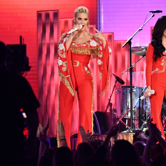 Katy Perry, Little Big Town, Miley Cyrus et Kacey Musgraves et Dolly Parton interprètent "9 to 5" en hommage à Dolly Parton - 61e édition des GRAMMY Awards à Los Angeles, le 10 février 2019.