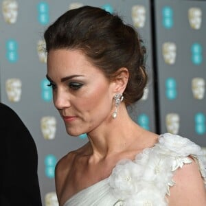 Théma - Kate Middleton porte des boucles d'oreilles en perles ayant appartenu à la princesse Diana - Le prince William et Catherine Kate Middleton, la duchesse de Cambridge arrivent à la 72ème cérémonie annuelle des BAFTA Awards au Royal Albert Hall à Londres, le 10 février 2019.