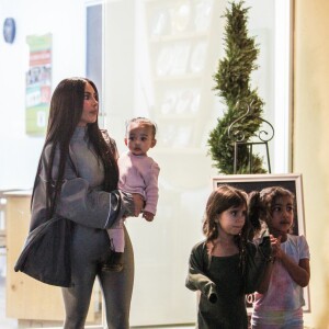 Exclusif - Kim Kardashian et son mari Kanye West emmènent leurs enfants Saint, North et Chicago chez Color Me Mine Ceramic faire de la peinture sur poterie à Calabasas, Los Angeles. Sa soeur Kourtney Kardashian, son ex Scott Disick et leurs enfants Reign et Penelope sont de la partie! Le 19 janvier 2019.