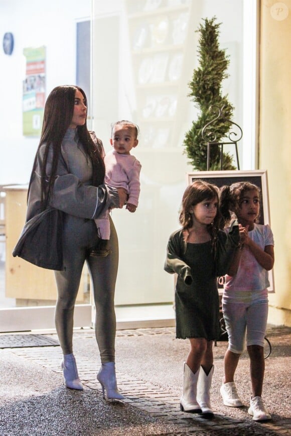 Exclusif - Kim Kardashian et son mari Kanye West emmènent leurs enfants Saint, North et Chicago chez Color Me Mine Ceramic faire de la peinture sur poterie à Calabasas, Los Angeles. Sa soeur Kourtney Kardashian, son ex Scott Disick et leurs enfants Reign et Penelope sont de la partie! Le 19 janvier 2019.