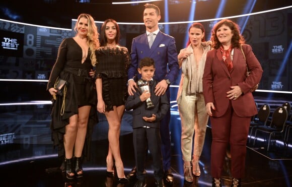 Cristiano Ronaldo entouré de ses soeurs Katia et Elma, leur mère Dolores, son fils aîné Cristiano Jr et sa compagne Georgina Rodriguez lors de la soirée des FIFA Awards. Zurich le 9 janvier 2017.