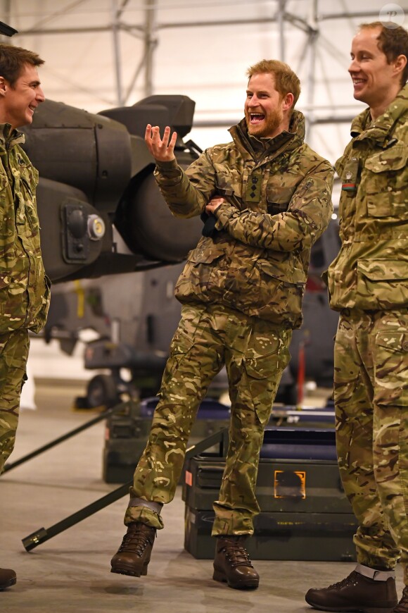 Le prince Harry, duc de Sussex, assiste à des manoeuvres militaires par grand froid à l'occasion des 50 ans du Commando Helicopter Force à Bardufoss, Norvège le 14 février 2019.