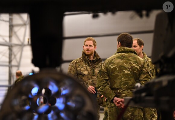 Le prince Harry, duc de Sussex, assiste à des manoeuvres militaires par grand froid à l'occasion des 50 ans du Commando Helicopter Force à Bardufoss, Norvège le 14 février 2019.