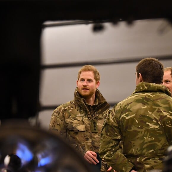 Le prince Harry, duc de Sussex, assiste à des manoeuvres militaires par grand froid à l'occasion des 50 ans du Commando Helicopter Force à Bardufoss, Norvège le 14 février 2019.