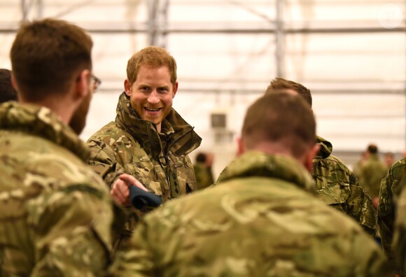 Le prince Harry, duc de Sussex, assiste à des manoeuvres militaires par grand froid à l'occasion des 50 ans du Commando Helicopter Force à Bardufoss, Norvège le 14 février 2019.